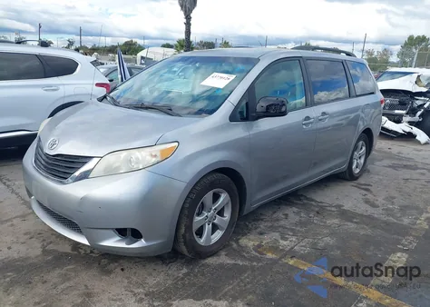 2012 Toyota Sienna Le V6 8 Passenger z USA, uszkodzony, nr VIN 5TDKK3DC5CS191313